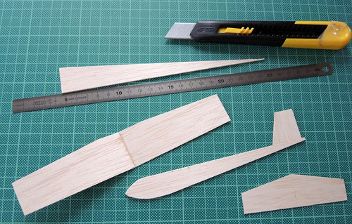 Hoch hinaus: Kleine Flieger aus Balsaholz